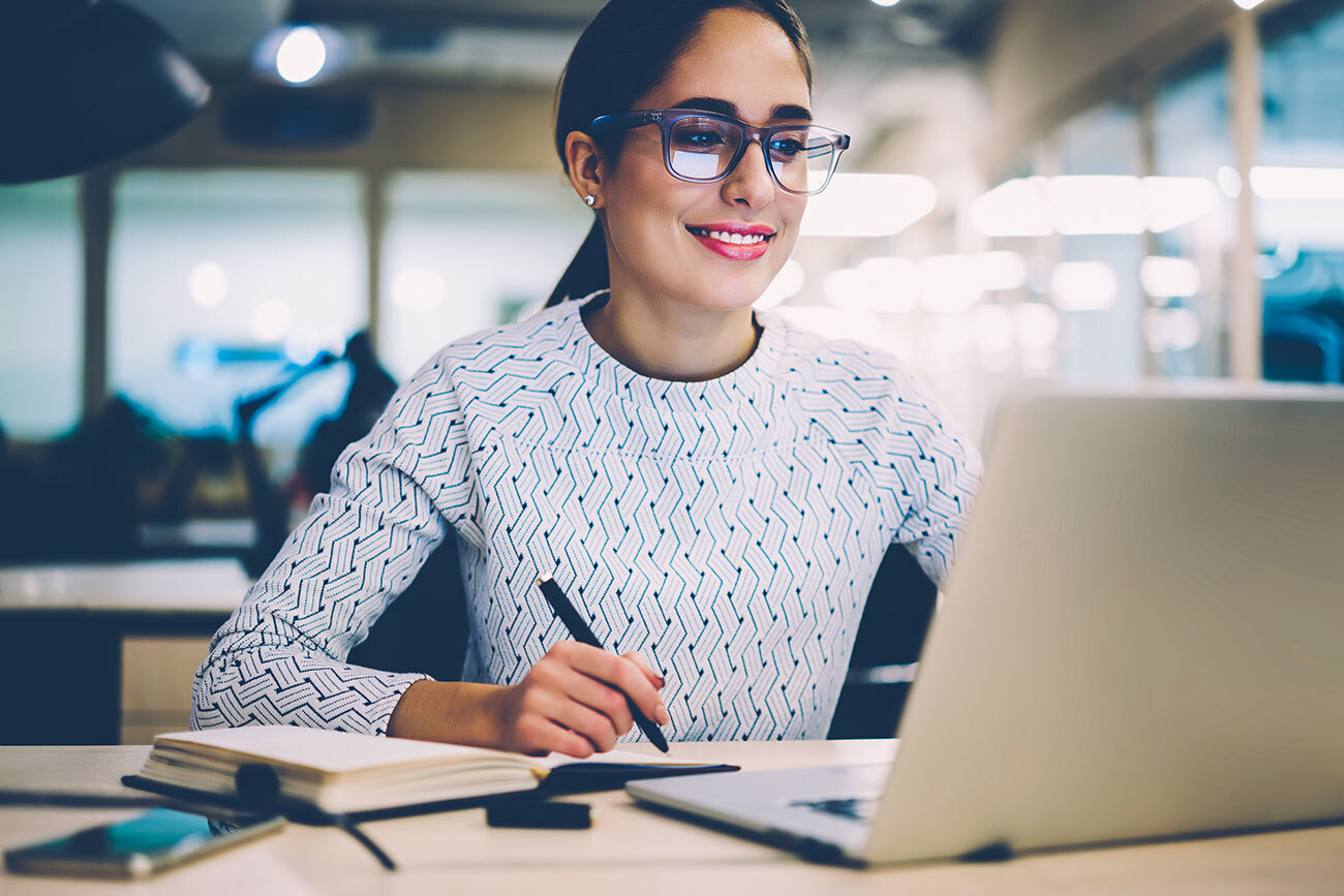 Insurance-Arizona-woman-learning